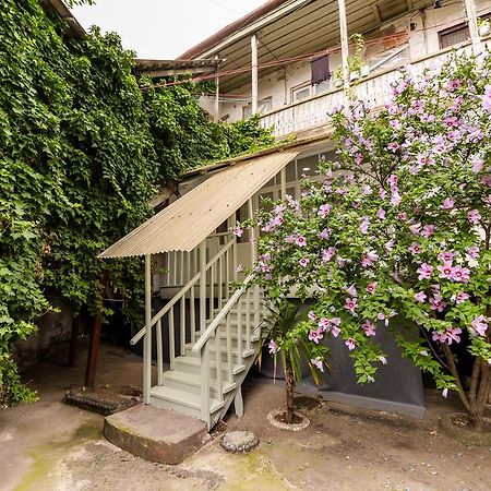 Apartment In Cozy Little Yard Tbilisi Exteriör bild