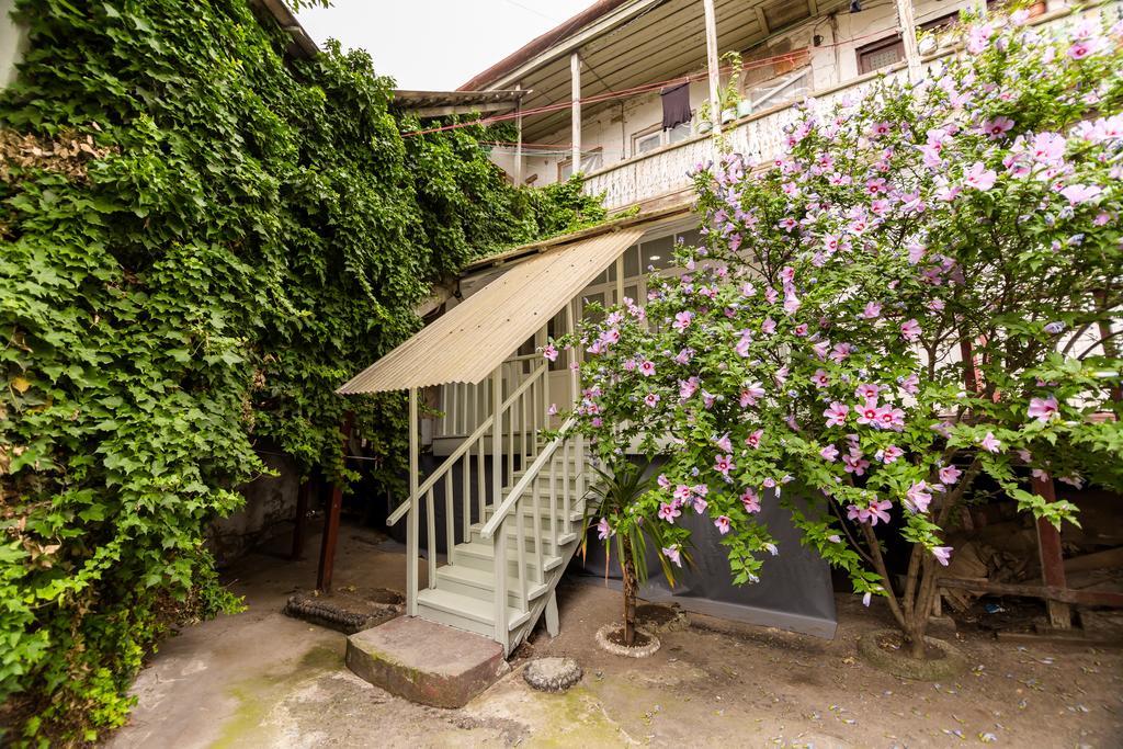 Apartment In Cozy Little Yard Tbilisi Exteriör bild